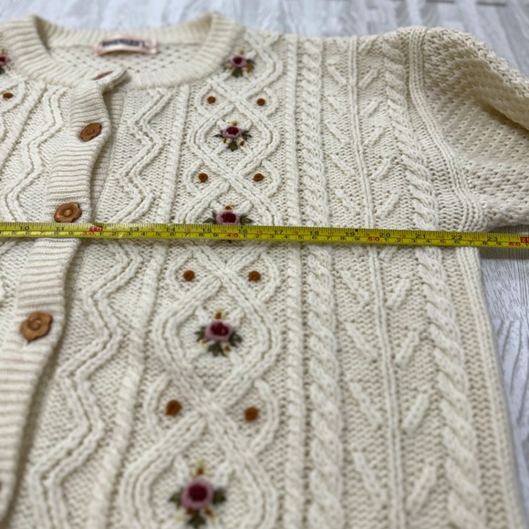 Woodward’s Vintage Oversized Wooden Button Cardigan - Picture 11 of 11